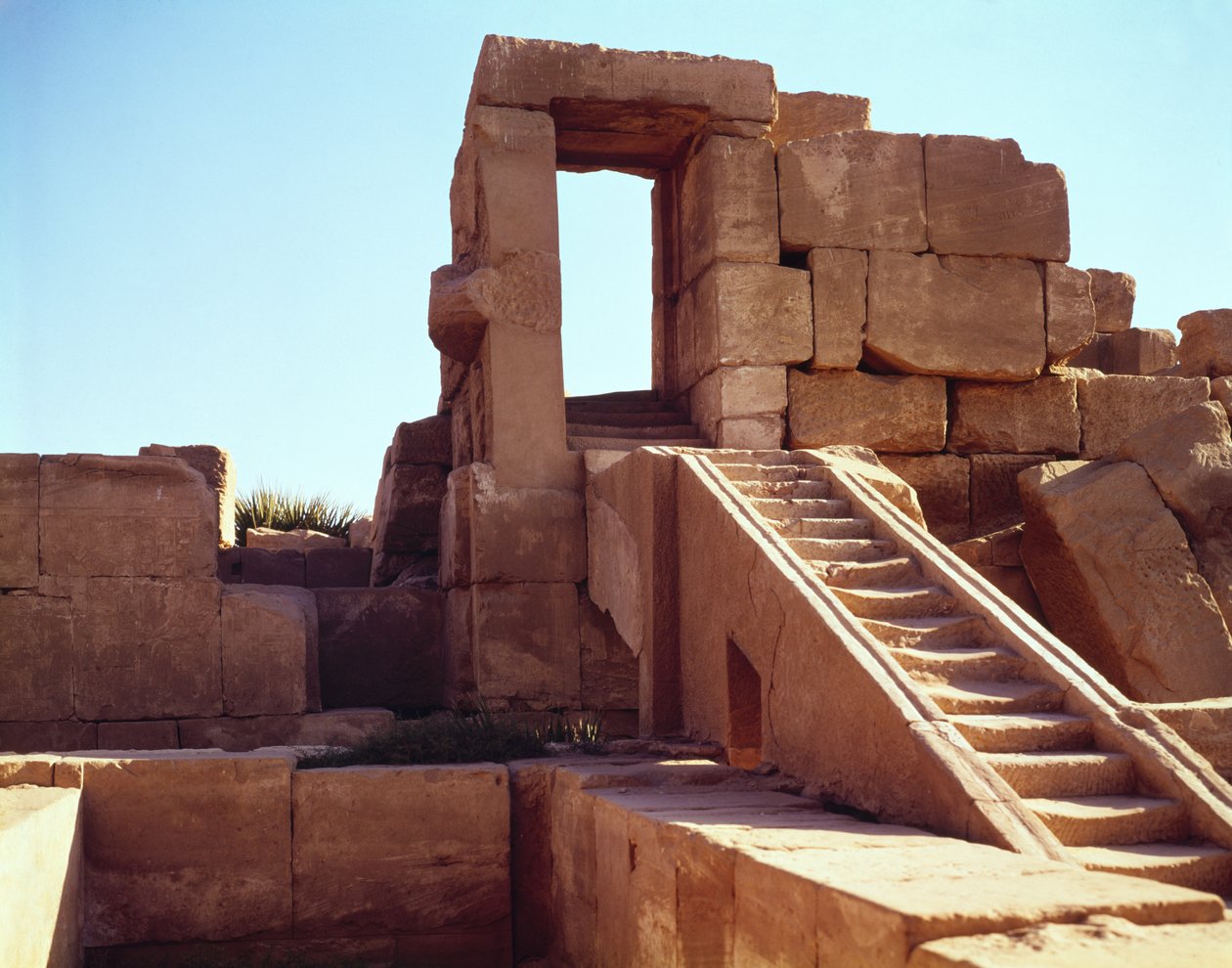Trappen, der fører til festivalsalen Tuthmosis III (ca. 1490-1439 f.Kr.) i Amuns Store Tempel, Det Nye Kongerige af Egyptian 18th Dynasty