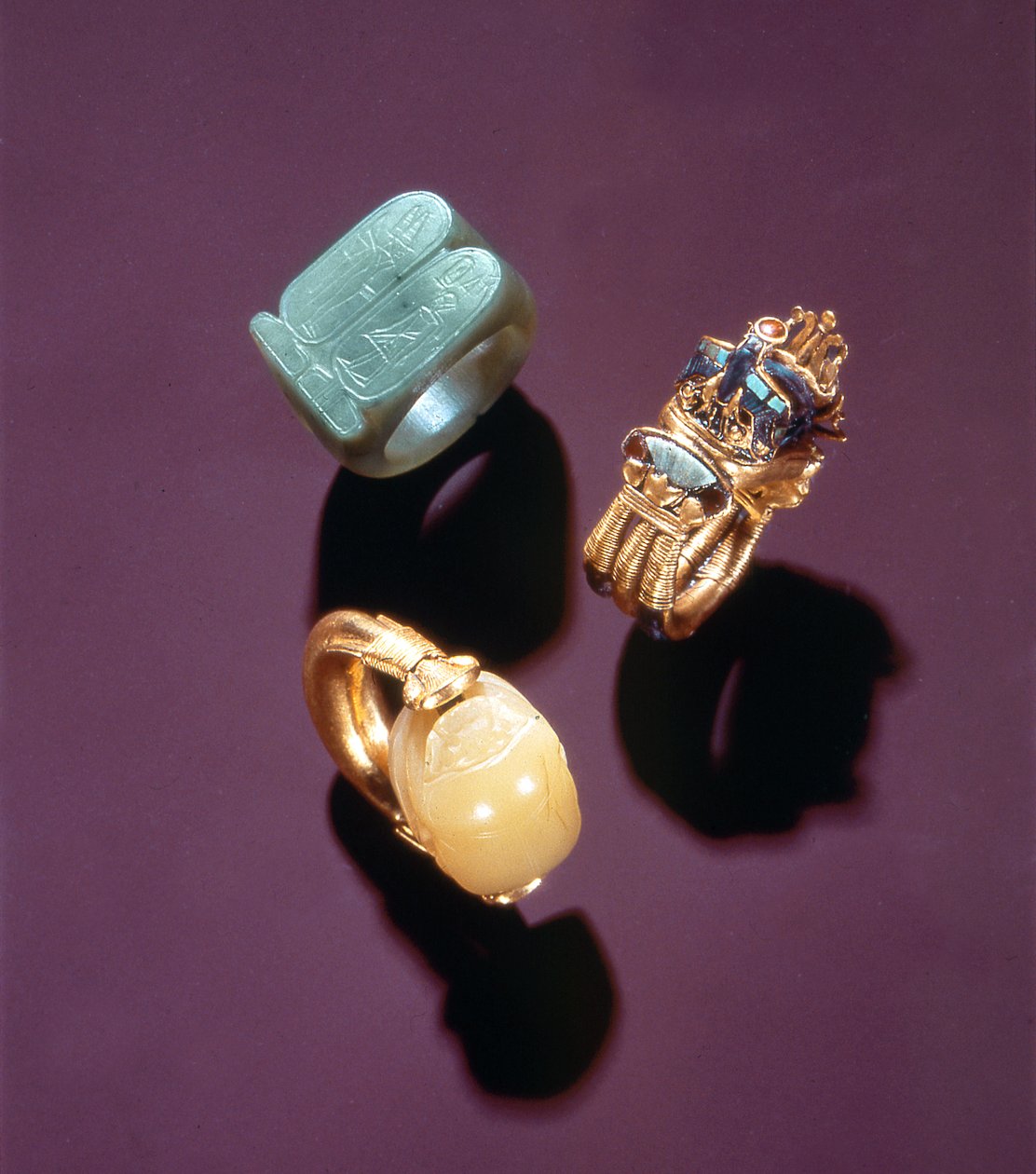 Tre ringe, fra Tutankhamons grav (ca. 1370-1352 f.Kr.) New Kingdom (guld) af Egyptian 18th Dynasty