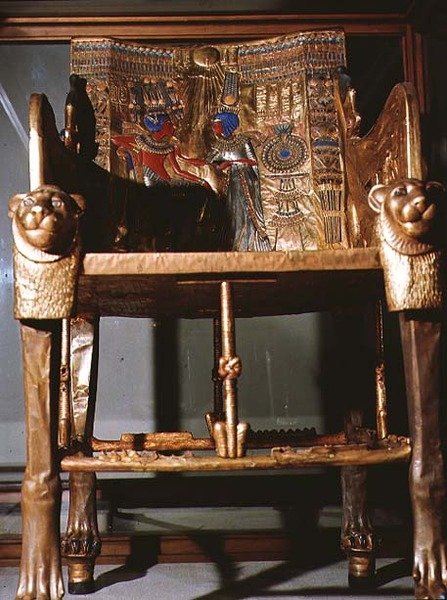 Tutankhamons trone, der viser kongen siddende og dronningen, der tilbyder ham en vase, fra Tutankhamons grav i Kongernes Dal ved Theben, ca. 1361-52 f.Kr. (forgyldt træ) af Egyptian 18th Dynasty