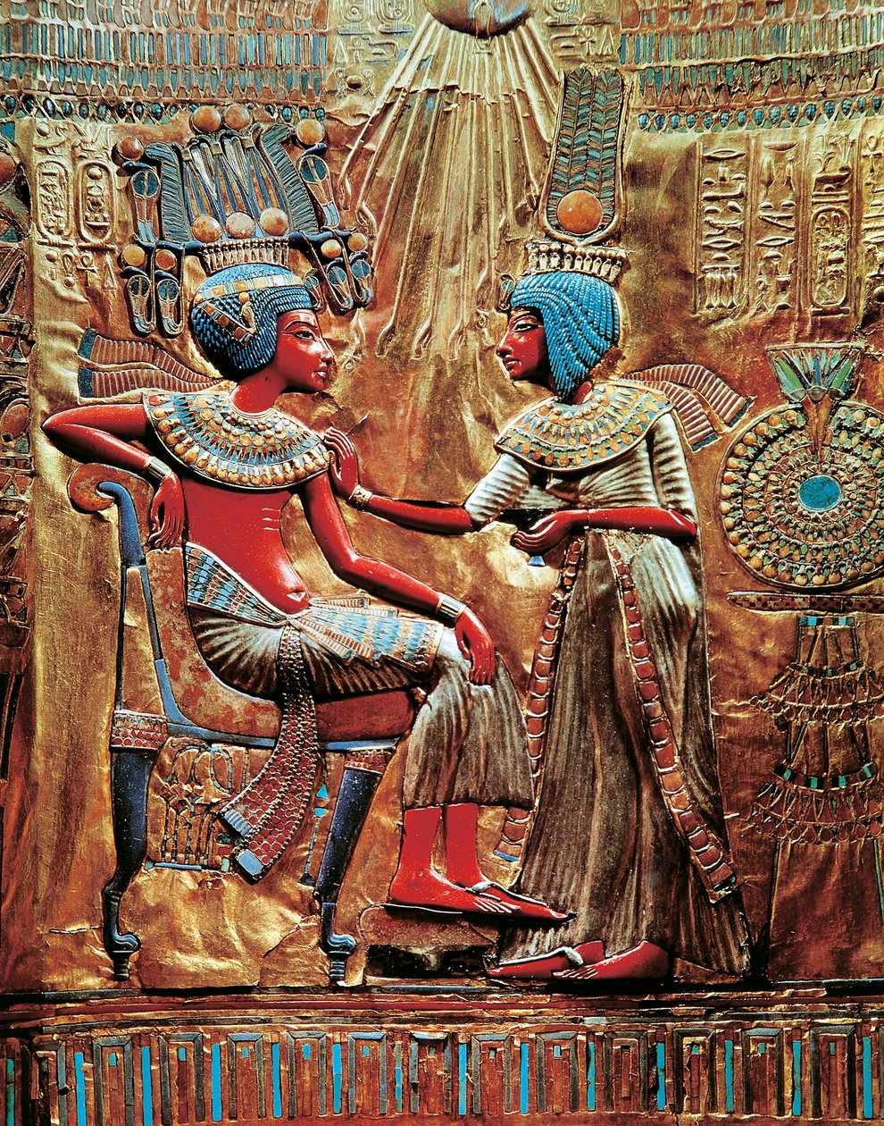 Tutankhamon og hustruen Ankhesenamon beskyttet af en solskive på tronen, fra Tutankhamons skat af Egyptian 18th Dynasty