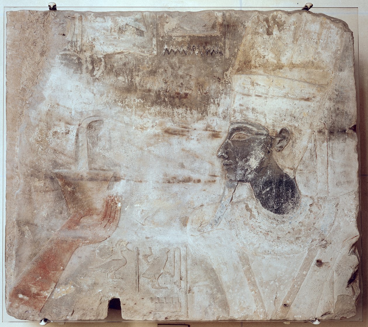 Tuthmosis III (ca. 1479-1425 f.Kr.) tilbyder røgelse til guden Amun fra Satettemplet ved Elephantine, New Kingdom (malet sandsten) af Egyptian 18th Dynasty