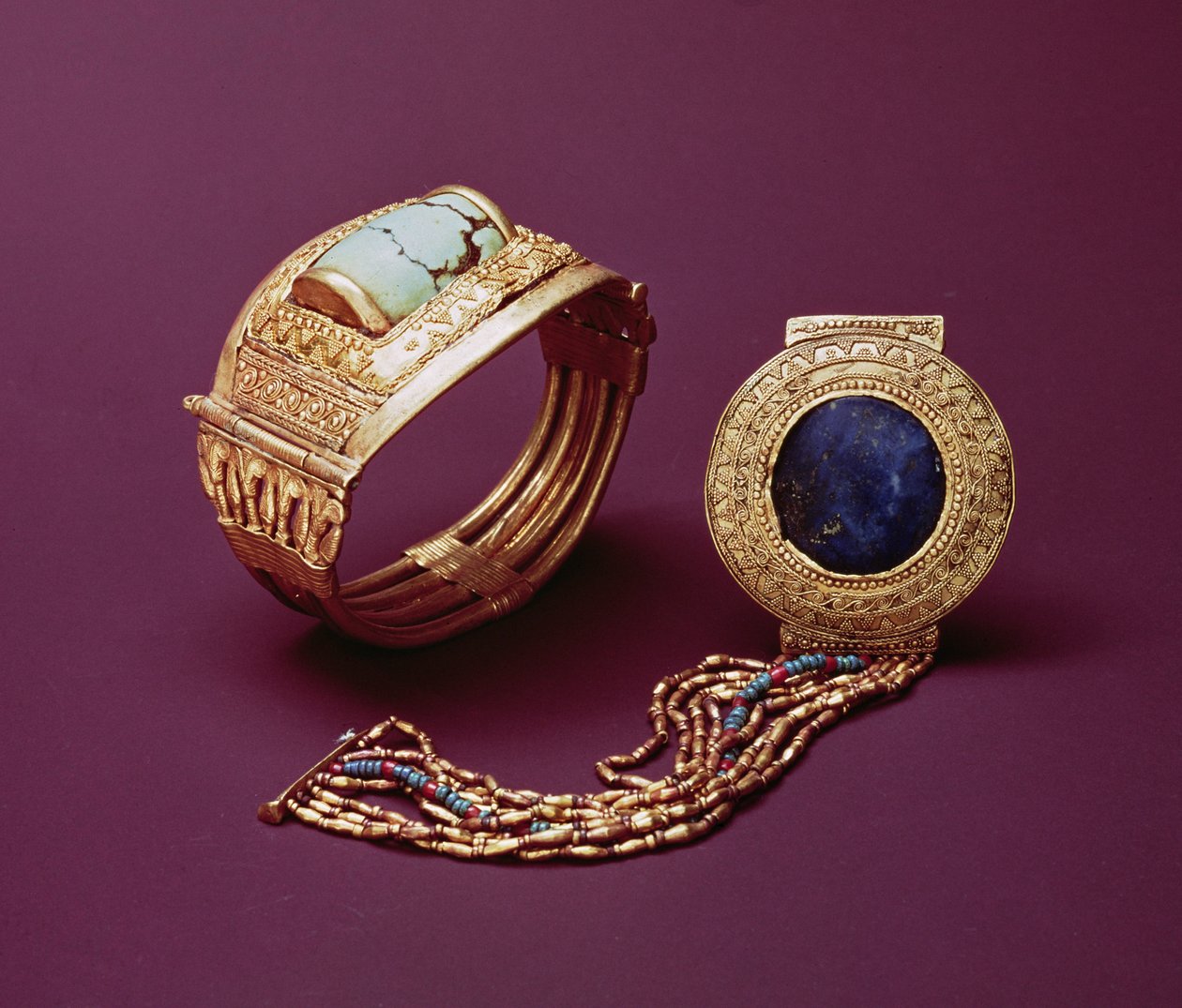 To armbånd, fra Tutankhamons grav (ca. 1370-1352 f.Kr.) New Kingdom (guld) af Egyptian 18th Dynasty