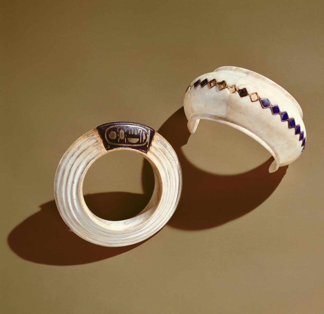 To armbånd, fra Tutankhamons grav, New Kingdom af Egyptian 18th Dynasty