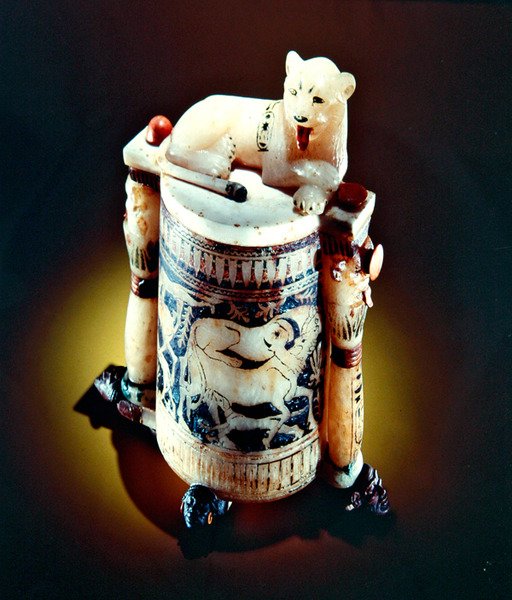 Uguent krukke med en figur af en konge som en løve, fra Tutankhamons grav, New Kingdom (malet alabast) (se også 148194) af Egyptian 18th Dynasty
