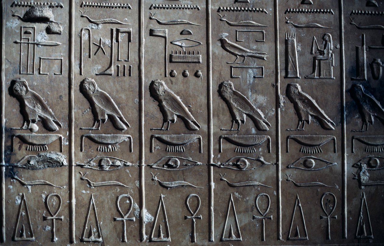 Basrelief med hieroglyfiske relieffer, der viser guden Horus i form af en høg og en ankh, livets symbol, Seti I