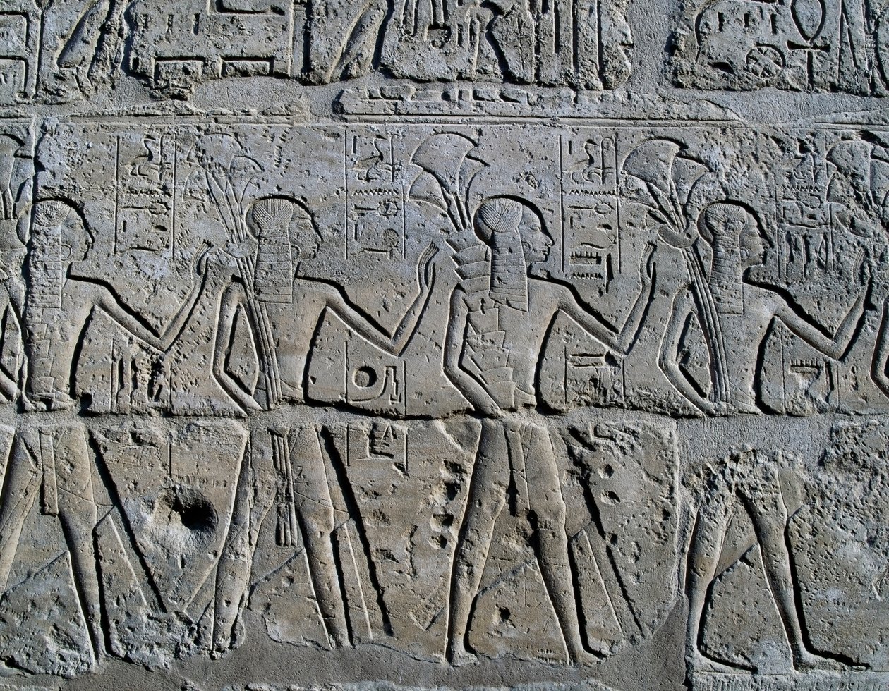 Figurer, der symboliserer minedistrikter, der bringer deres hyldest til gud, relief, Ramesses II Courtyard, Amun-templet (Unescos verdensarvsliste) af Egyptian 19th Dynasty