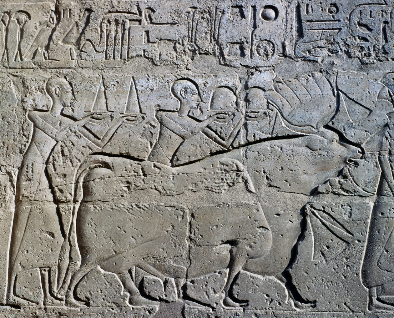 Figurer, der symboliserer minedistrikter, der bringer deres hyldest til gud, relief, Ramesses II Courtyard, Amun-templet (Unescos verdensarvsliste) af Egyptian 19th Dynasty