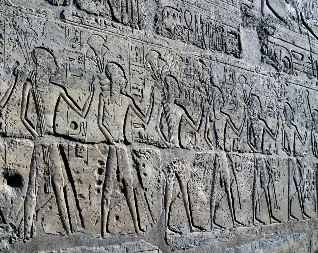 Figurer, der symboliserer minedistrikter, der bringer deres hyldest til gud, relief, Ramesses II Courtyard, Amun-templet (Unescos verdensarvsliste) af Egyptian 19th Dynasty