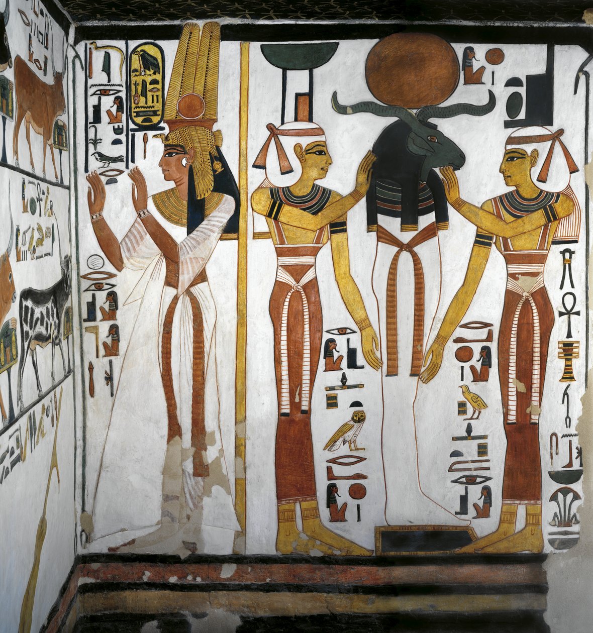 Egypten, Theben, Luxor, Dronningenes Dal, Nefertaris grav, Annex til forkammeret, Vægmalerier, Dronning før guddommelig entitet, der repræsenterer Osiris hvilende i Ra i kredsen af gudinder Isis og Nephthy af Egyptian 19th Dynasty