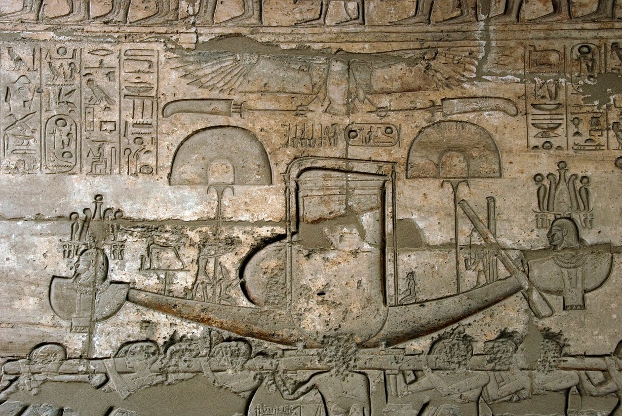 Egyptisk oldtid: udsigt over reliefferne, der repræsenterer processionen af den hellige båd, mindetemplet dedikeret til farao Ramses II (1279-1213 f.Kr.), Ramasseum-stedet (Ramesseum) i Luxor, Egypten. af Egyptian 19th Dynasty