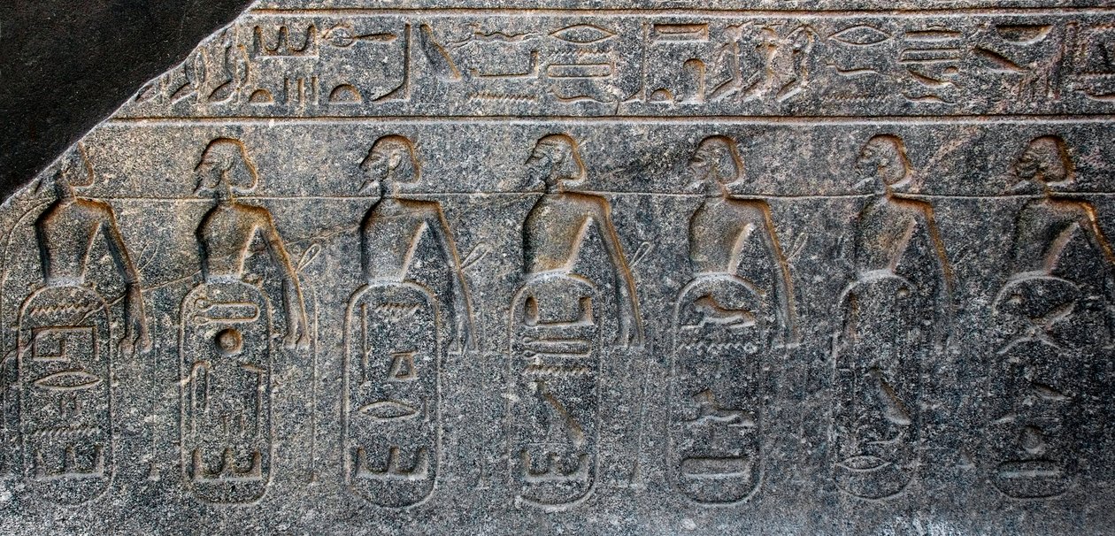 Ægyptisk antikvitet: detalje af et relief med emblemer for de områder, der blev erobret af farao Ramses II (1292-1186 f.Kr.). Templet i Luxor. Østbredden (Theben), Egypten af Egyptian 19th Dynasty