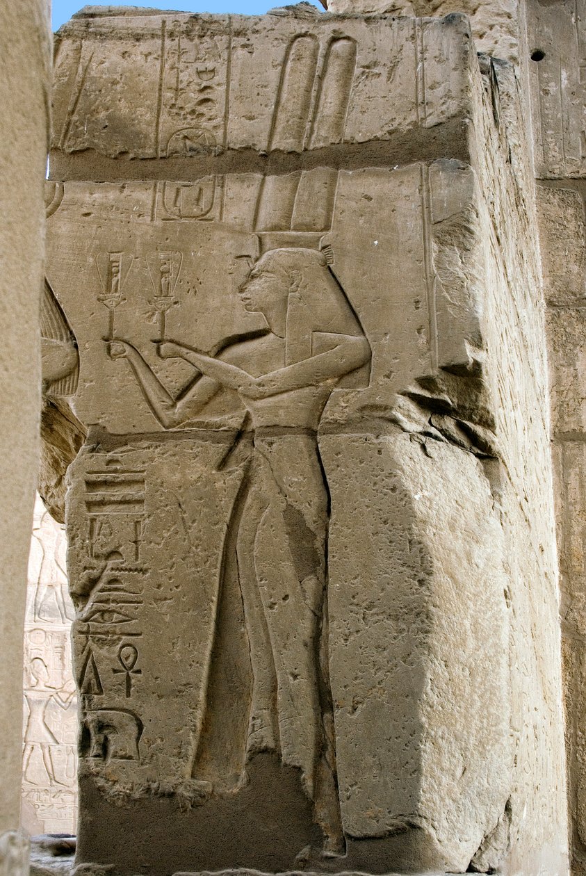 Ægyptisk antikvitet: detalje af relieffer, der viser gudinden Hathor, som holder sine søstre i hænderne, begravelsestempel dedikeret til farao Ramses II (1279-1213 f.Kr.), Ramasseum (Ramesseum) i Luxor, Egypten. af Egyptian 19th Dynasty