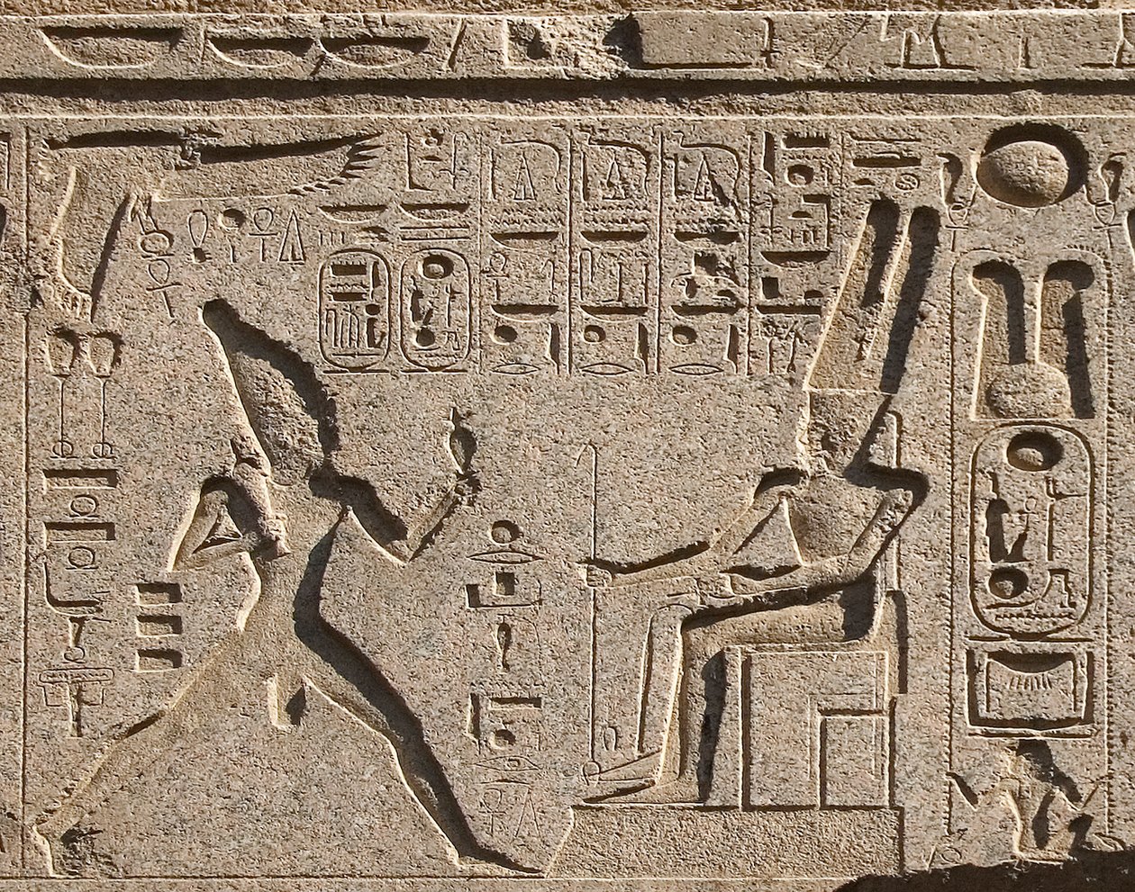 Ægyptisk antikvitet: detaljer i architraven dekorerer repræsentationen af farao Ramses II, der ærer guden Amon og hieroglyffer, tempel for farao Ramses II (1292-1186 f.Kr.) i Luxor. Østbredden (Theben), Egypten af Egyptian 19th Dynasty