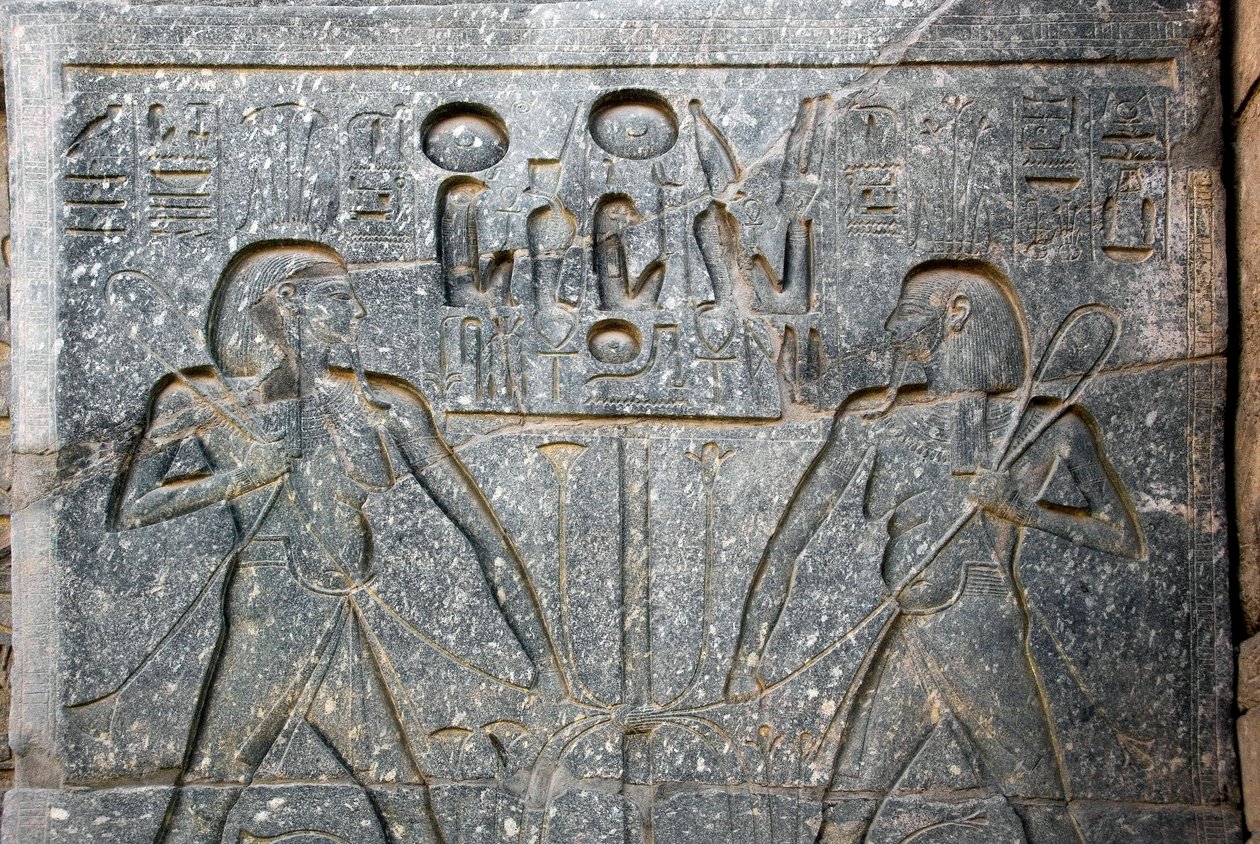 Egyptisk antikvitet: detalje af bunden af statuen af farao Ramses II (1292-1186 f.Kr., der repræsenterer foreningen af Øvre og Nedre Egypten. Luxor-templet. Østbredden (Theben), Egypten af Egyptian 19th Dynasty