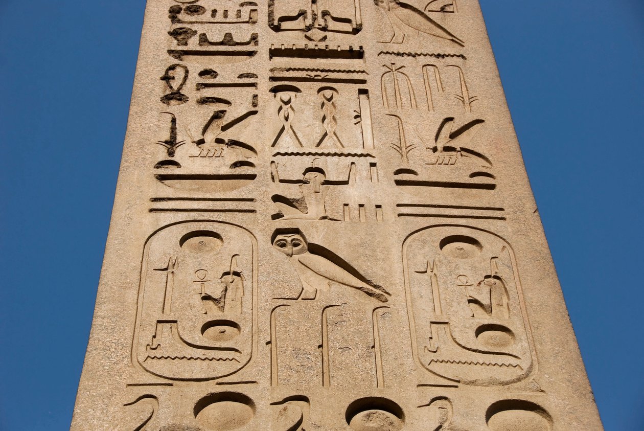 Ægyptisk antikvitet: detalje af obeliskgraven med patroner og hieroglyffer, tempel for farao Ramses II (1292-1186 f.Kr.) i Luxor. Østbredden (Theben), Egypten af Egyptian 19th Dynasty