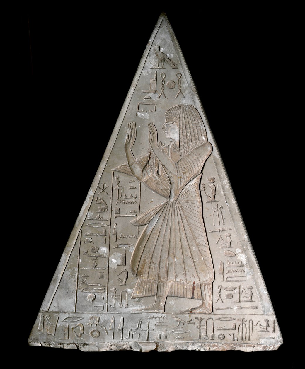 Ægyptisk antikvitet: pyramidespidsen af Ramoses kapel dekoree af repræsentationen af den sene tilbedende Re-Atum (Re Atum eller Ra-Atum eller Ra Atum eller Re Toum) guddom af den nedgående sol. 19. dynasti ((1295-1190 f.Kr.) Deir el Medineh Dim. h. 70 cm T af Egyptian 19th Dynasty