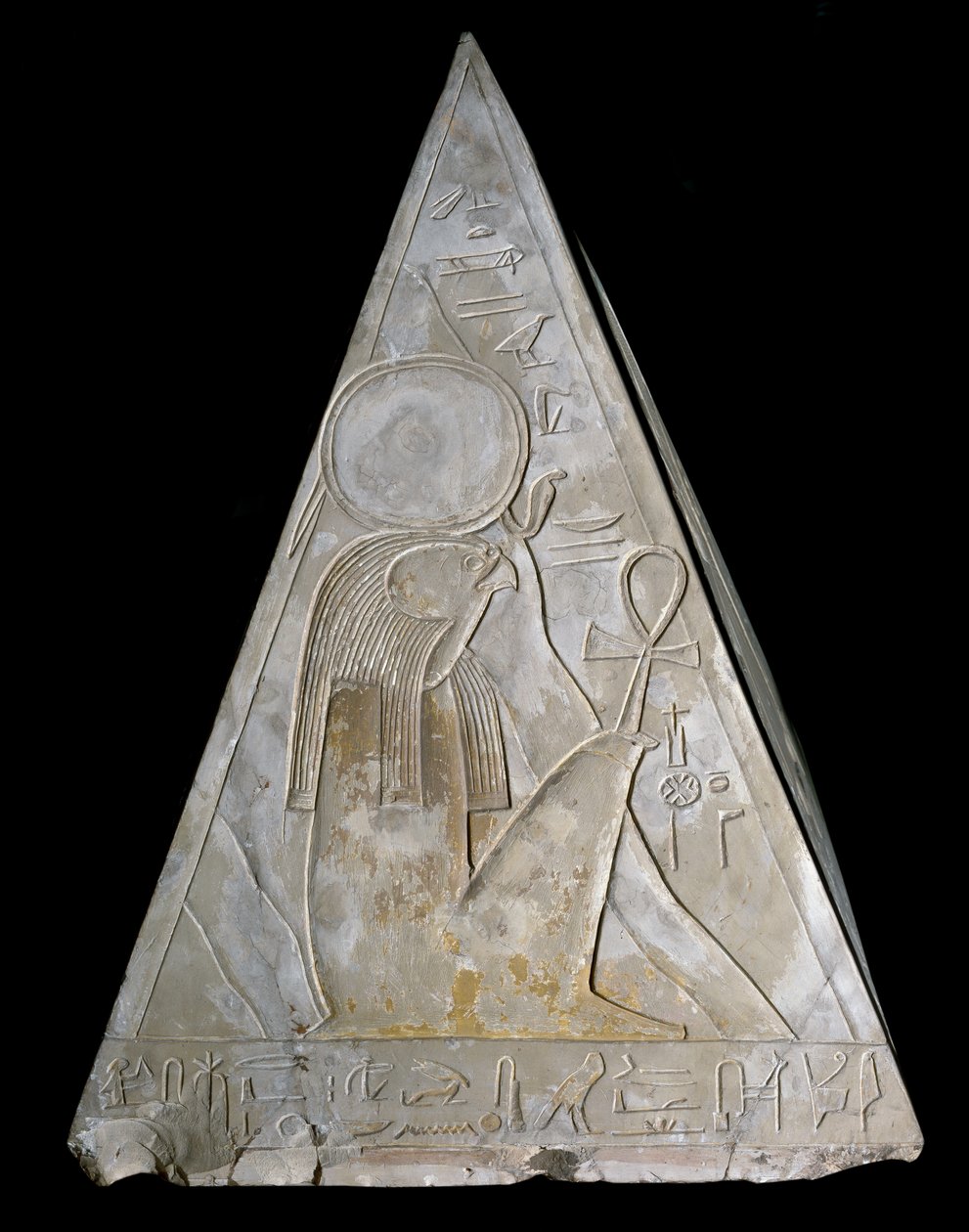 Ægyptisk antikvitet: pyramidespidsen af Ramoses kapel dekoree af repræsentationen af Re-Atum (Re Atum eller Ra-Atum eller Ra Atum eller Re Toum) guddom af den nedgående sol. 19. dynasti ((1295-1190 f.Kr.) Deir el Medineh Dim. h. 70 cm Turin Egyptisk museum af Egyptian 19th Dynasty