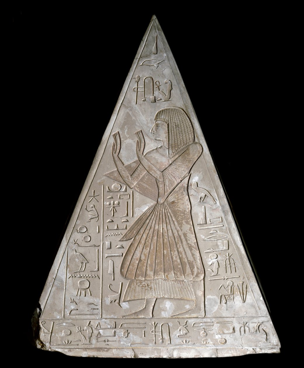 Ægyptisk antikvitet: pyramidespidsen af Ramoses kapel dekoreret af repræsentationen af den sene tilbedende Ra-Harakte (Re Harakte) guddommelig af den opgående sol af Egyptian 19th Dynasty