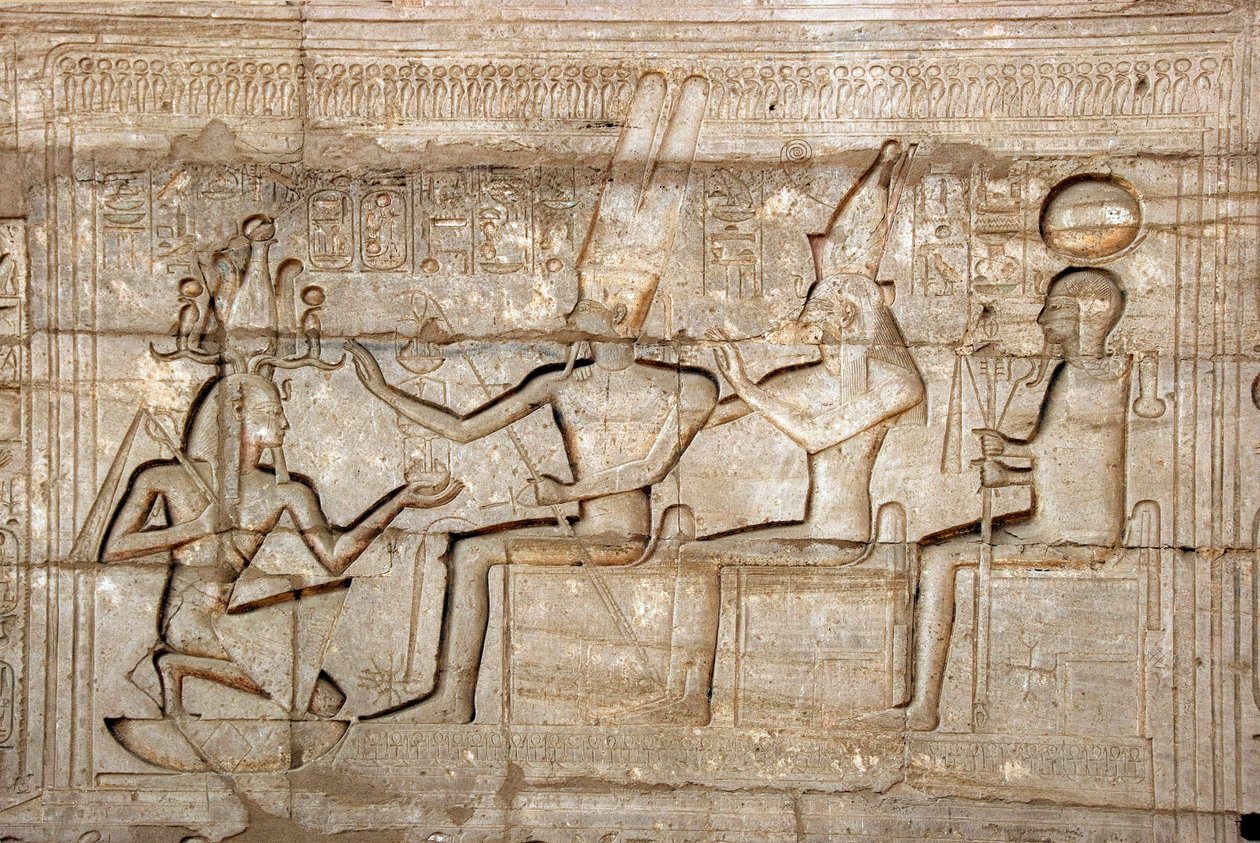 Ægyptisk oldtid: relief af farao Ramses II foran guderne fra den thebanske triade, Amon, Mut og Khonsu; Begravelsestempel dedikeret til farao Ramses II (1279-1213 f.Kr.), stedet for Ramasseum (Ramesseum) i Luxor, Egypten. af Egyptian 19th Dynasty