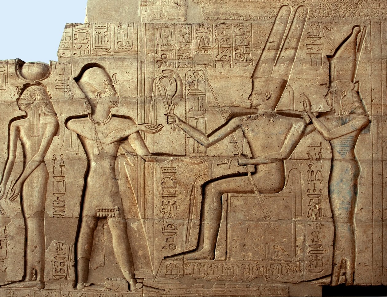 Egyptisk antikvitet: relief forestillende farao Ramses II foran to af guderne fra den thebanske triade, Amon og Mut; Begravelsestempel dedikeret til farao Ramses II (1279-1213 f.Kr.), stedet for Ramasseum (Ramesseum) i Luxor, Egypten. af Egyptian 19th Dynasty