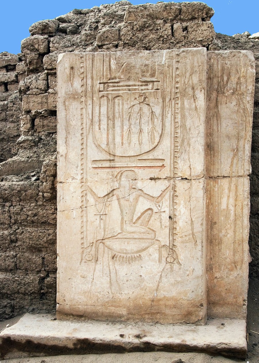 Ægyptisk antikvitet: stele af farao Ramses II (1279-1213 f.Kr.) med et langvarigt løfte, begravelsestempel dedikeret til ham, Ramasseum-stedet i Luxor, Egypten. af Egyptian 19th Dynasty