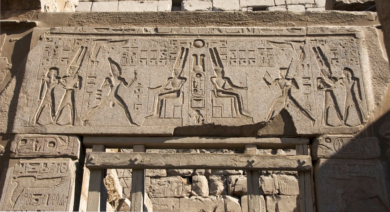 Egyptisk antikvitet: udsigt over arkitraven dekorerer repræsentationen af farao Ramses II, der ærer guden Amon og hieroglyffer, tempel for farao Ramses II (1292-1186 f.Kr.) i Luxor. Østbredden (Theben), Egypten af Egyptian 19th Dynasty