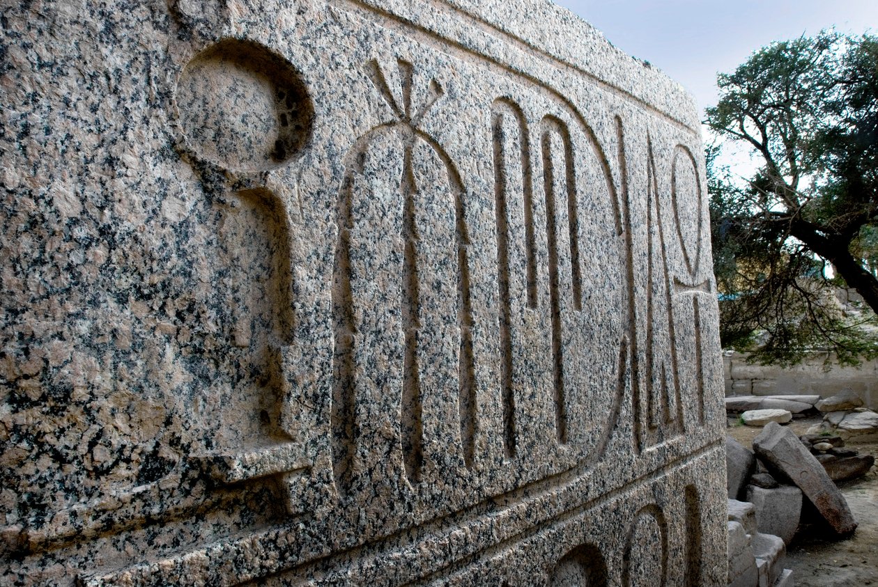 Egyptian antiquitis: base of the colossal granite statue of Aswan or Pharaoh Ramses II; Funeral Temple dedicated to Pharaoh Ramses IIdani af Egyptian 19th Dynasty