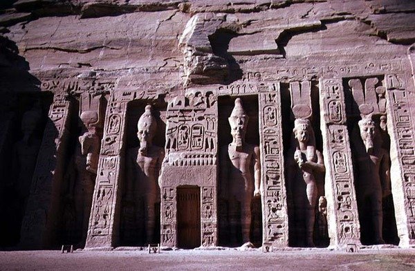 Facaden af dronning Nefertaris tempel, New Kingdom, ca. 1250 f.Kr. (foto) (se 118458 for detaljer) af Egyptian 19th Dynasty
