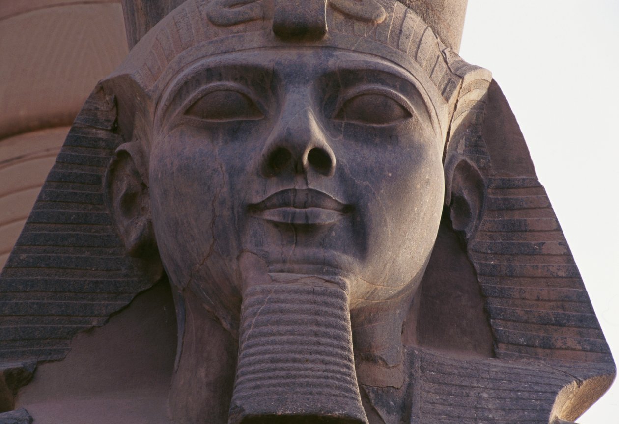 Ansigt af statue af Ramses II siddende, Theban Necropolis (UNESCOs verdensarvsliste) af Egyptian 19th Dynasty