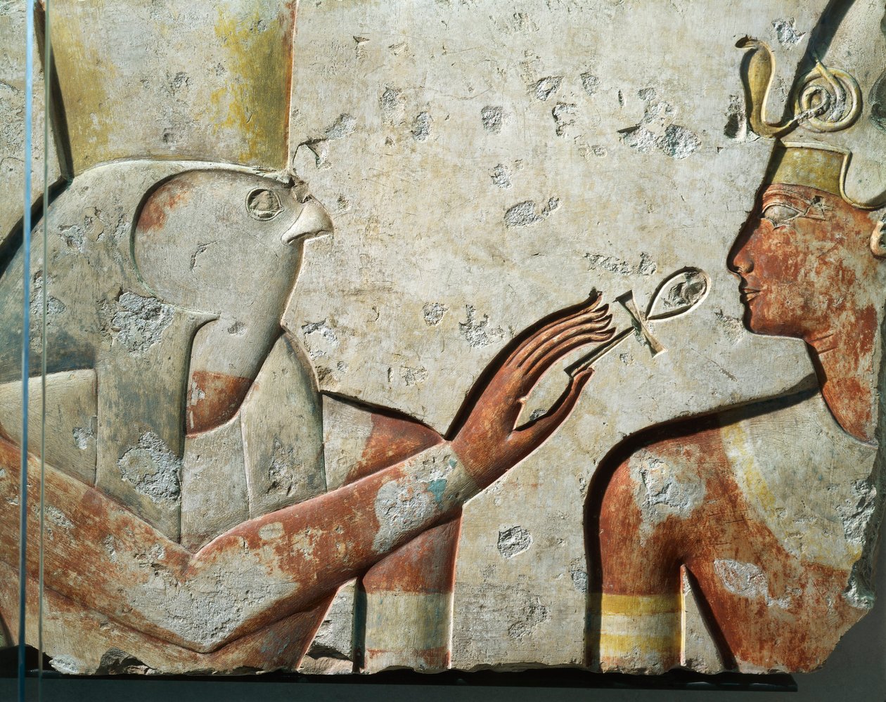 Falkeguden Horus og Ramses II under mundåbningsceremonien, basrelief, fra et lille tempel bygget af Farao i Abydos. af Egyptian 19th Dynasty
