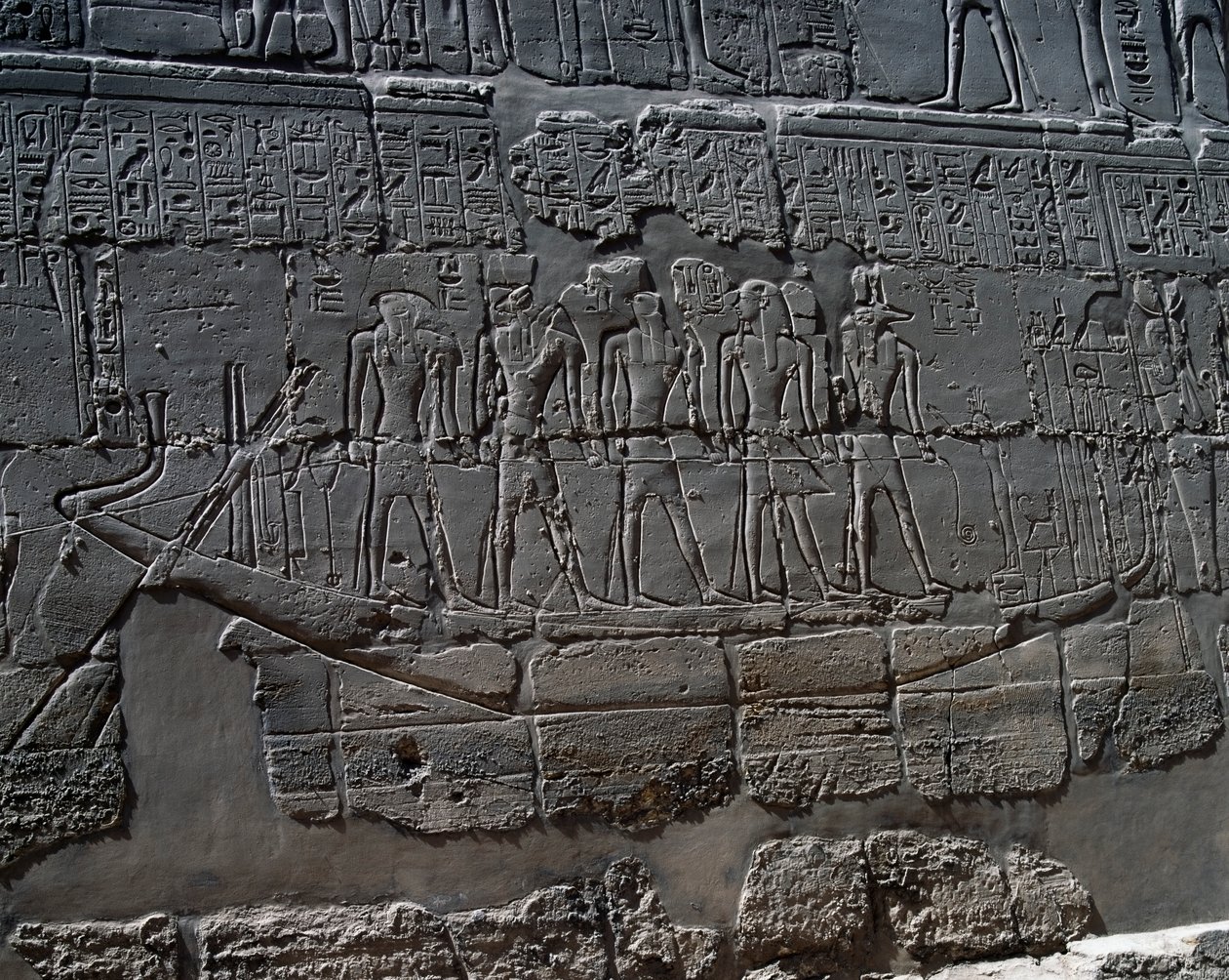 Begravelsesbåd, detalje fra scener med ofringer til guderne, relief, indvendige vægge i den store hypostylehal, Karnak-tempelkomplekset (Unescos verdensarvsliste) af Egyptian 19th Dynasty