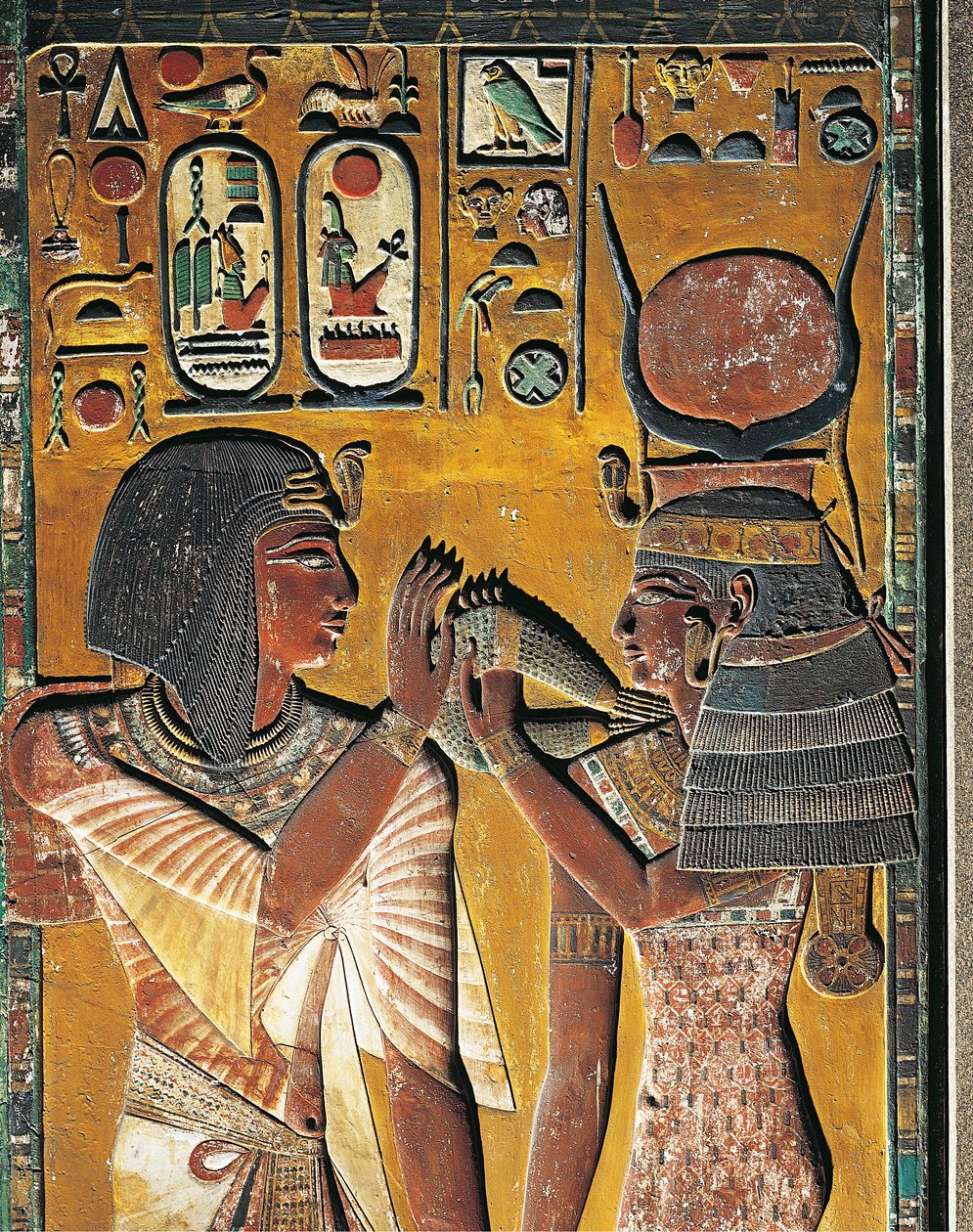 Gudinden Hathor tilbyder sin halskæde til faraoen (lavt relief) af Egyptian 19th Dynasty