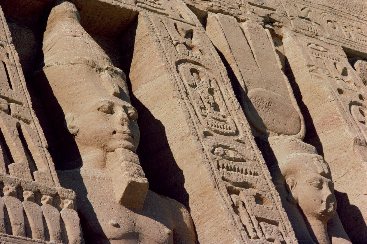 Lederne af Ramesses II (1279-1213) og Hathor/Nefertari på facaden af dronning Nefertaris tempel, Det Nye Kongerige, ca. 1250 f.Kr. (foto) (detaljer fra 118459) af Egyptian 19th Dynasty