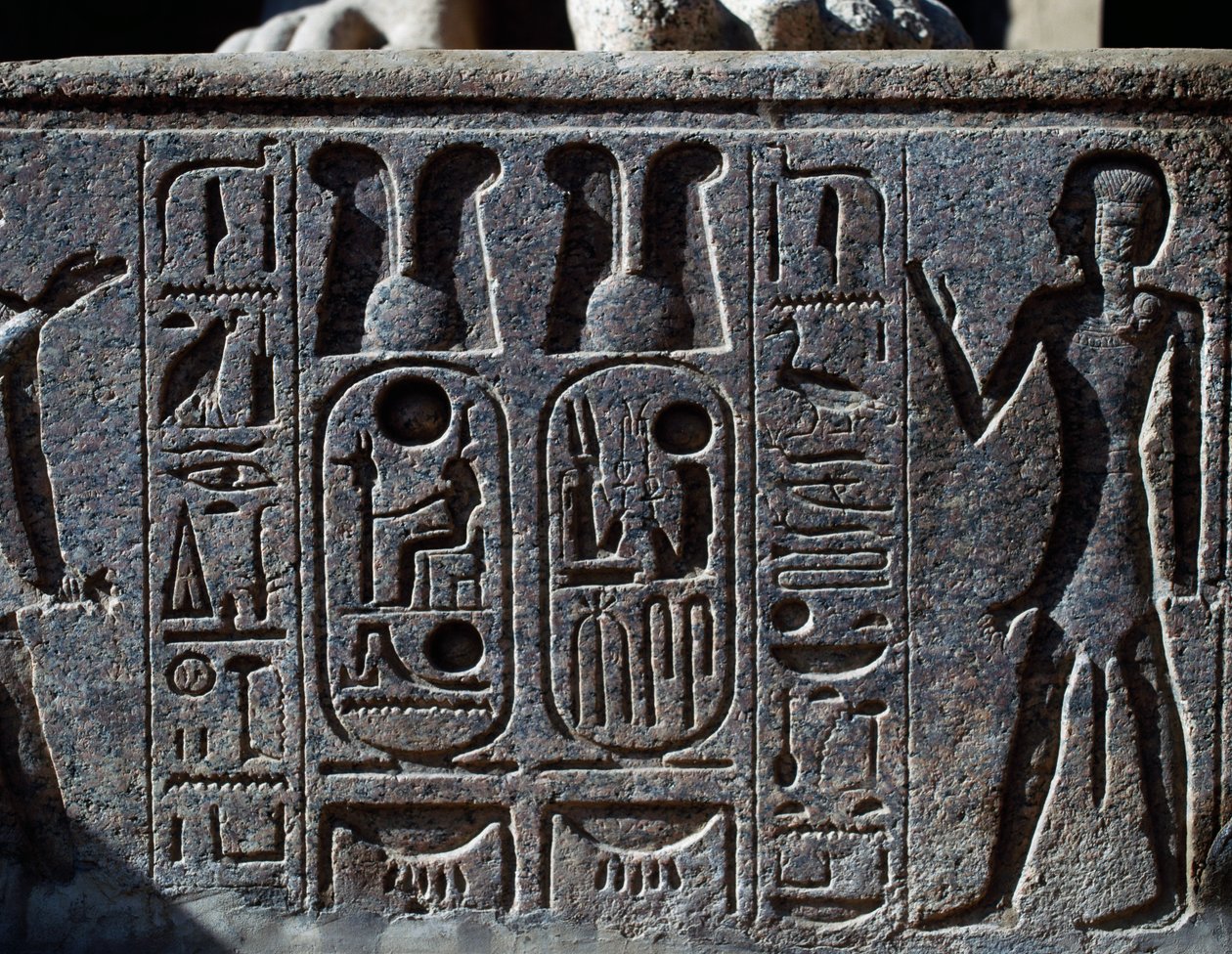 Hieroglyffer, detalje af hov på kolossalstatue af konge, Ramses II