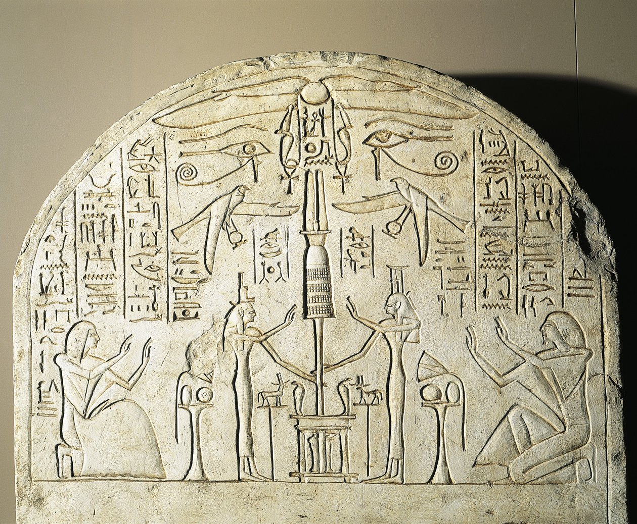 Kalkstensstele af Perinefer, med Isis og Neftis, der tilbeder en fetich, som forestiller Osiris, fra Abydos, Ramses II
