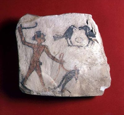 Ostracon med en skitse, der forestiller en dreng, der kører et dyr, sandsynligvis en bavian, for at plukke frugt med to krager, New Kingdom, ca. 1303-1224 f.Kr. (malet kalksten) af Egyptian 19th Dynasty