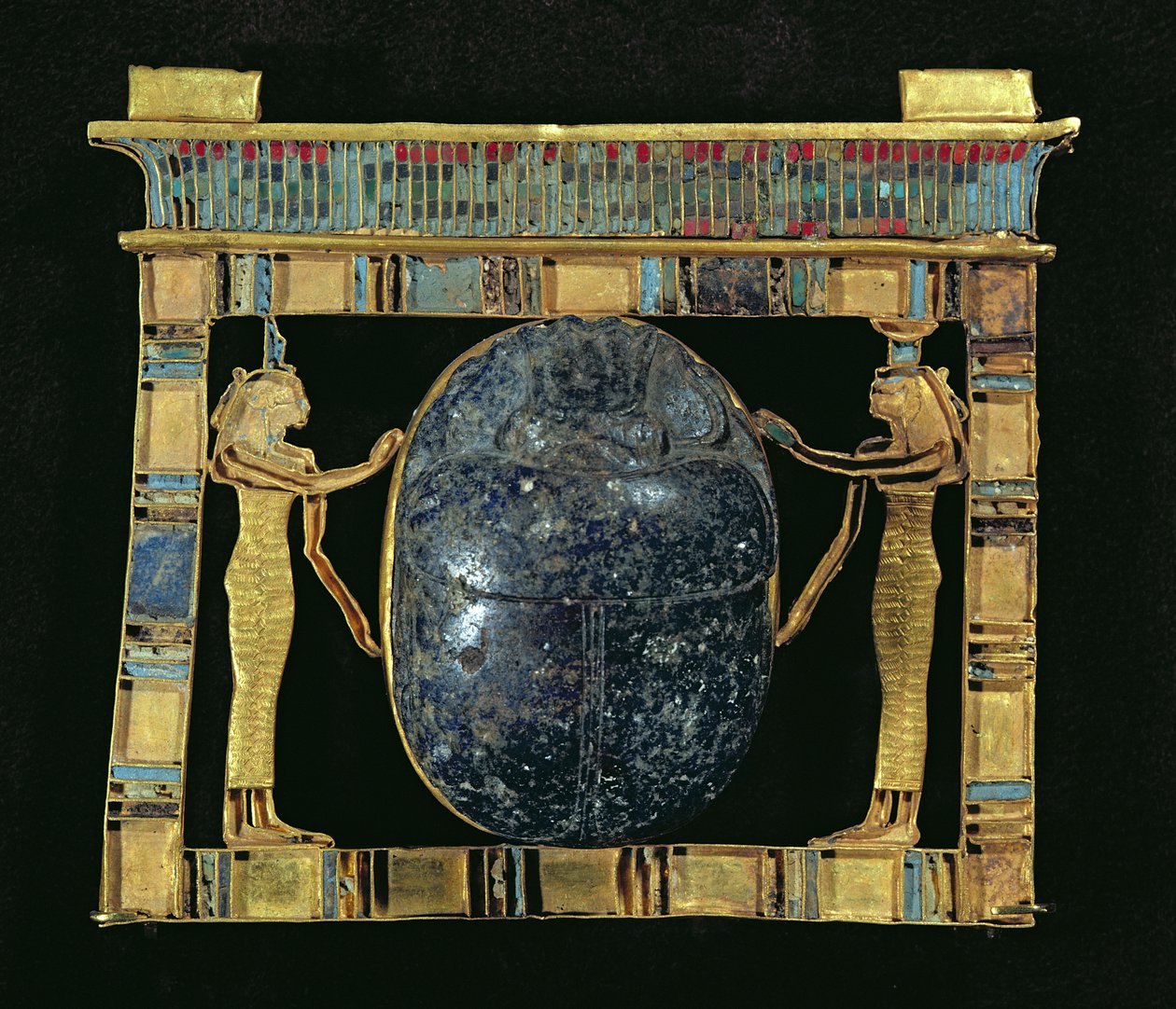 Pectoral af vesiren, Paser, med en skarabæ flankeret af gudinderne Isis og Nephthys, fra Serapeum i Memphis, New Kingdom (guld, lapis lazuli og glaspasta) af Egyptian 19th Dynasty
