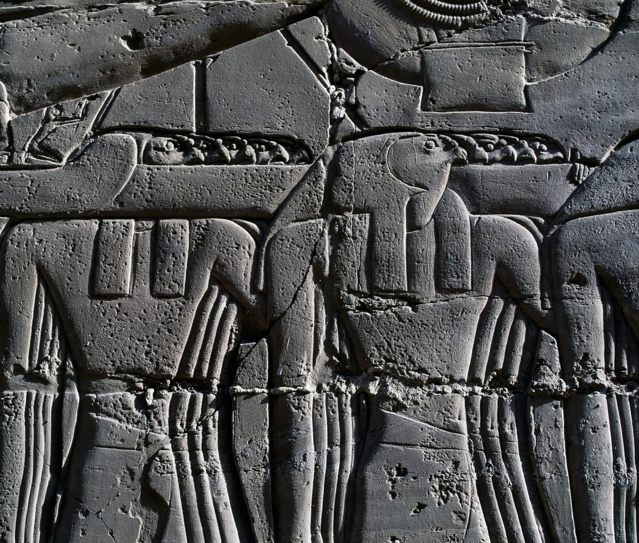 Præst iført høgemaske, detalje fra scene, der viser Ramses II foran hellig båd, relief, indvendige vægge i den store hypostylehal, Karnak-tempelkomplekset (Unescos verdensarvsliste) af Egyptian 19th Dynasty