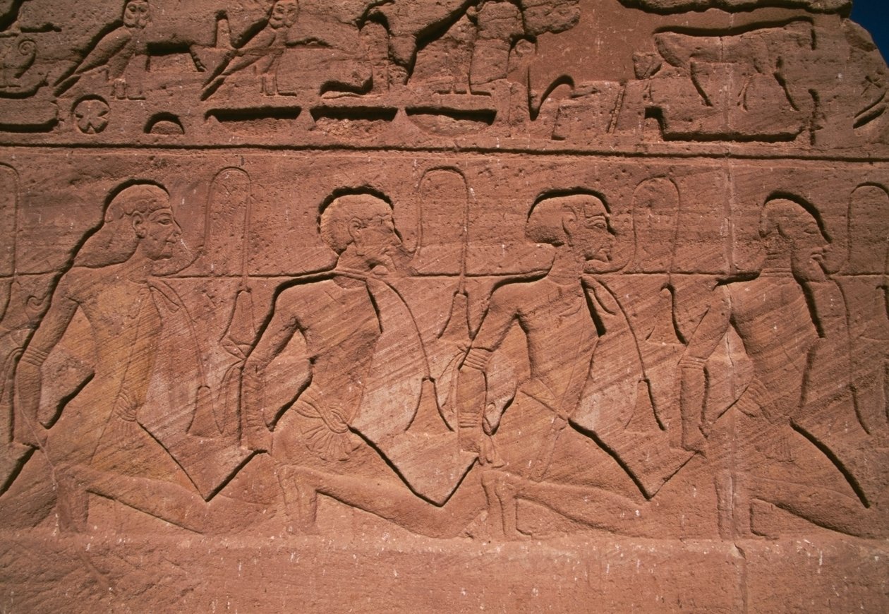 Prisoners of the North, basrelief ved foden af kæmperne i Ramesses II