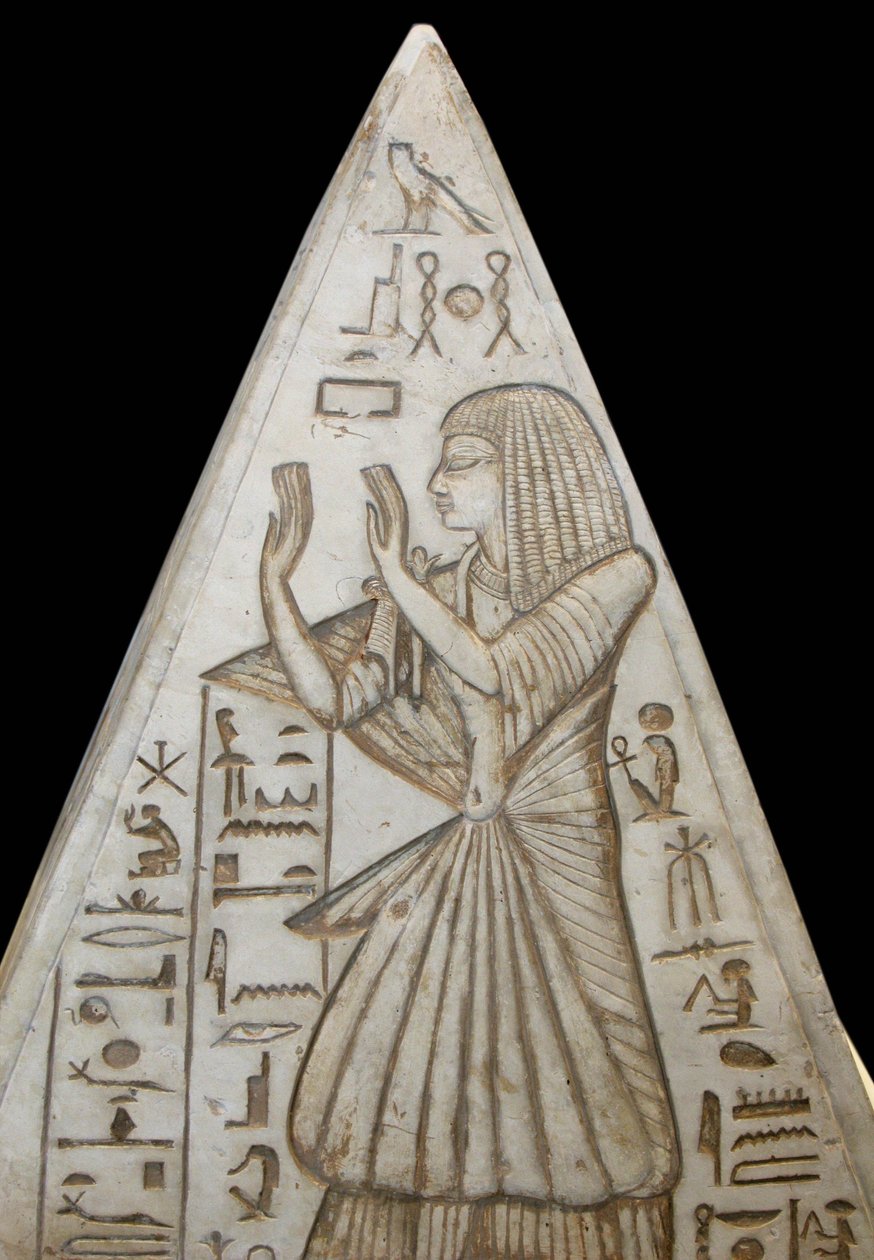 Pyramidon i kalksten udgør i toppen af kapelgravene i pyramiderne. Der er alvorlige scener, der skildrer solcyklussen og den afdødes tilbedelse af solen. Det kommer fra Deir el Medina af Egyptian 19th Dynasty