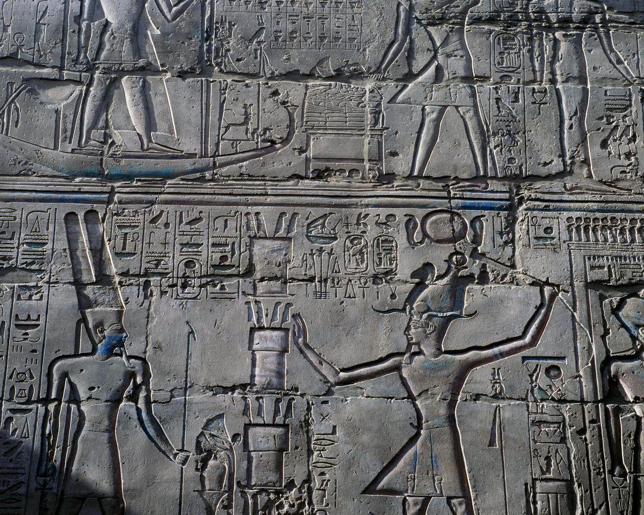 Dronning Hatshepsut foran guden Amun, detalje fra scener med ofringer til guder, relief, indvendige vægge i den store hypostylehal, Karnak-tempelkomplekset (Unescos verdensarvsliste) af Egyptian 19th Dynasty