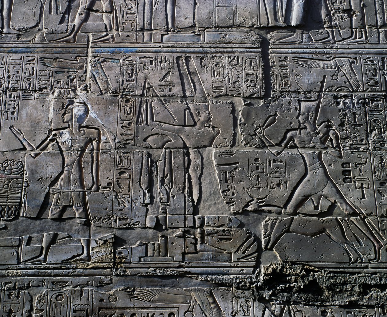 Dronning Hatshepsut foran guden Amun, detalje fra scener med ofringer til guderne, relief, indvendige vægge i den store hypostylehal, Karnak-tempelkomplekset (Unescos verdensarvsliste) af Egyptian 19th Dynasty