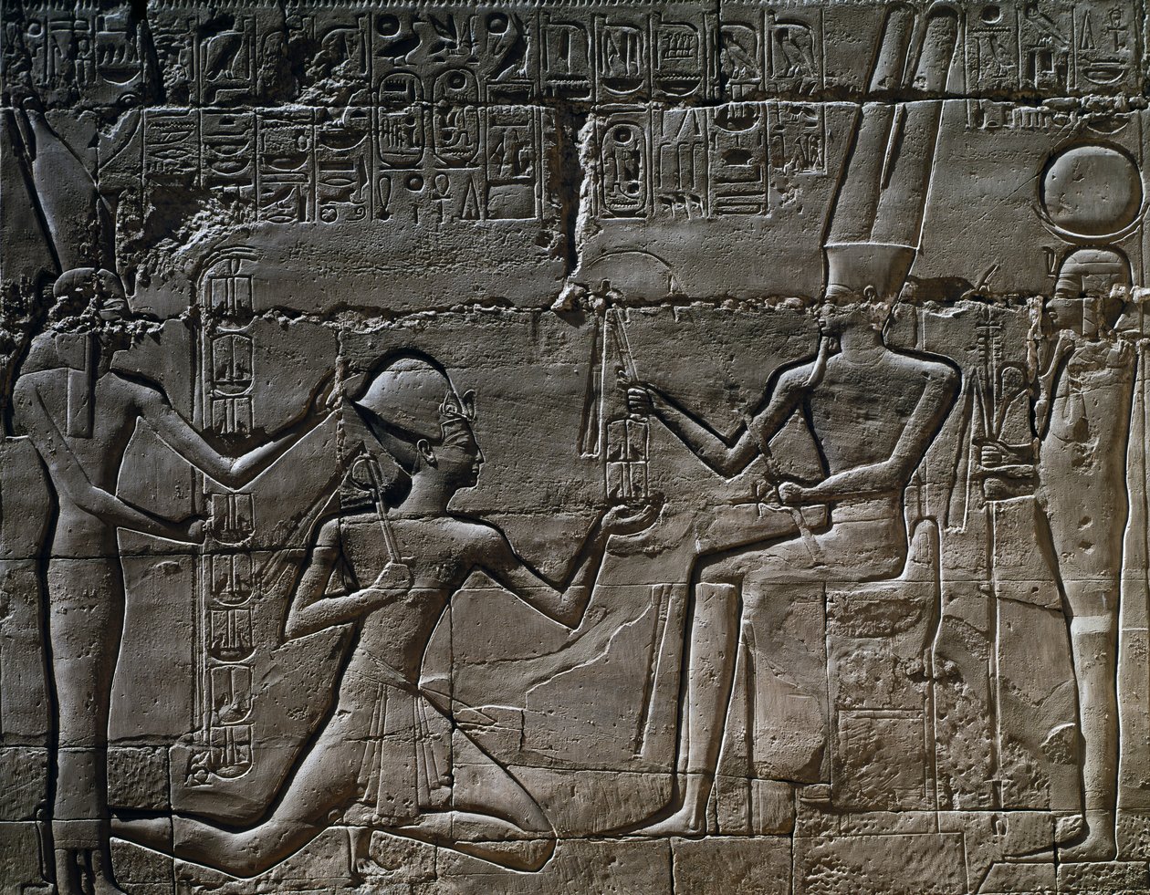 Ramses II foran Amon-Ra, relief, den store hypostylehal, Amon-templet, Karnak-tempelkomplekset (Unescos verdensarvsliste) af Egyptian 19th Dynasty