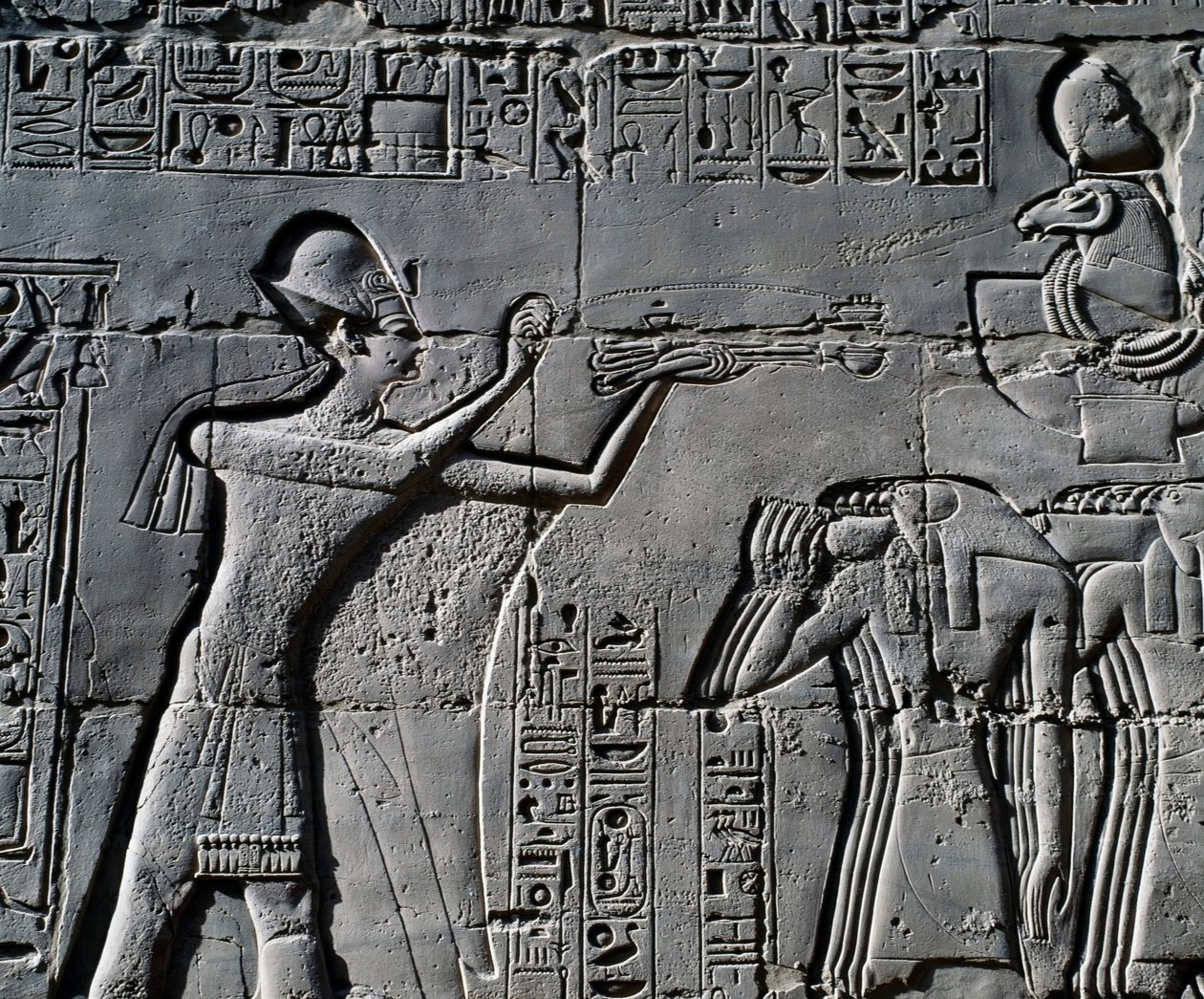 Ramses II foran den hellige båd, relief, indvendige vægge i den store hypostylehal, Karnak-tempelkomplekset (Unescos verdensarvsliste) af Egyptian 19th Dynasty
