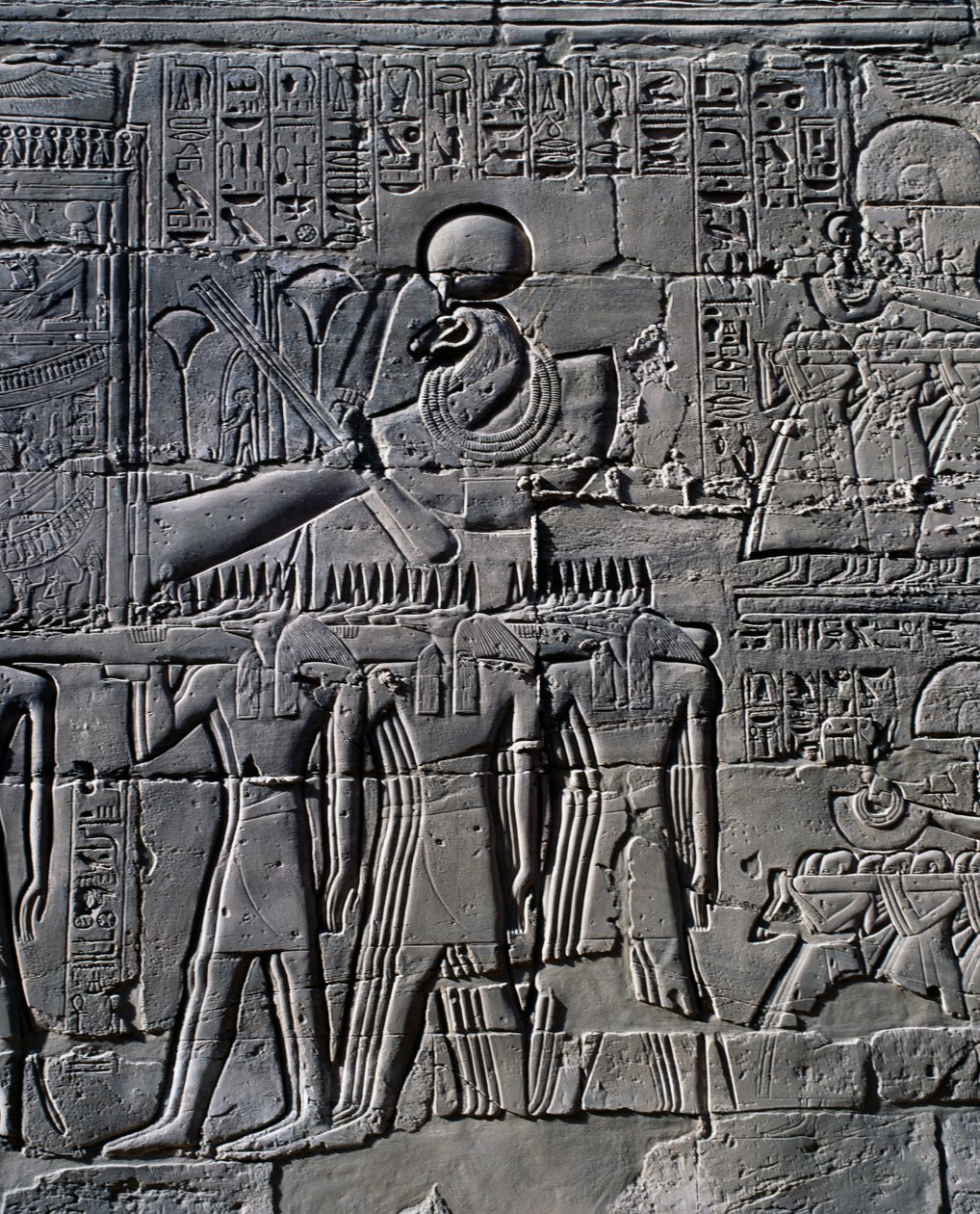 Ramses II foran den hellige båd, relief, indvendige vægge i den store hypostylehal, Karnak-tempelkomplekset (Unescos verdensarvsliste) af Egyptian 19th Dynasty