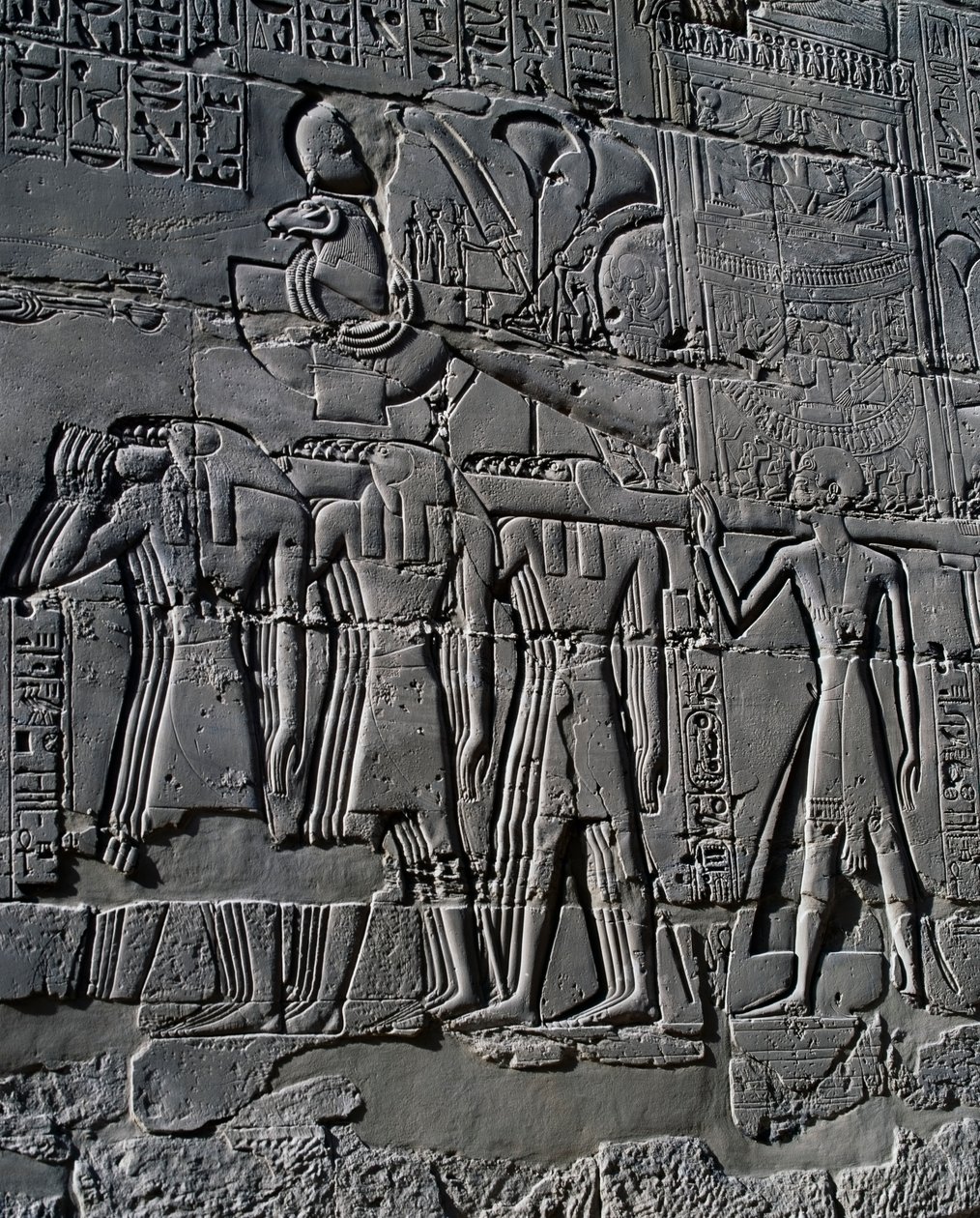 Ramses II foran den hellige båd, relief, indvendige vægge i den store hypostylehal, Karnak-tempelkomplekset (Unescos verdensarvsliste) af Egyptian 19th Dynasty