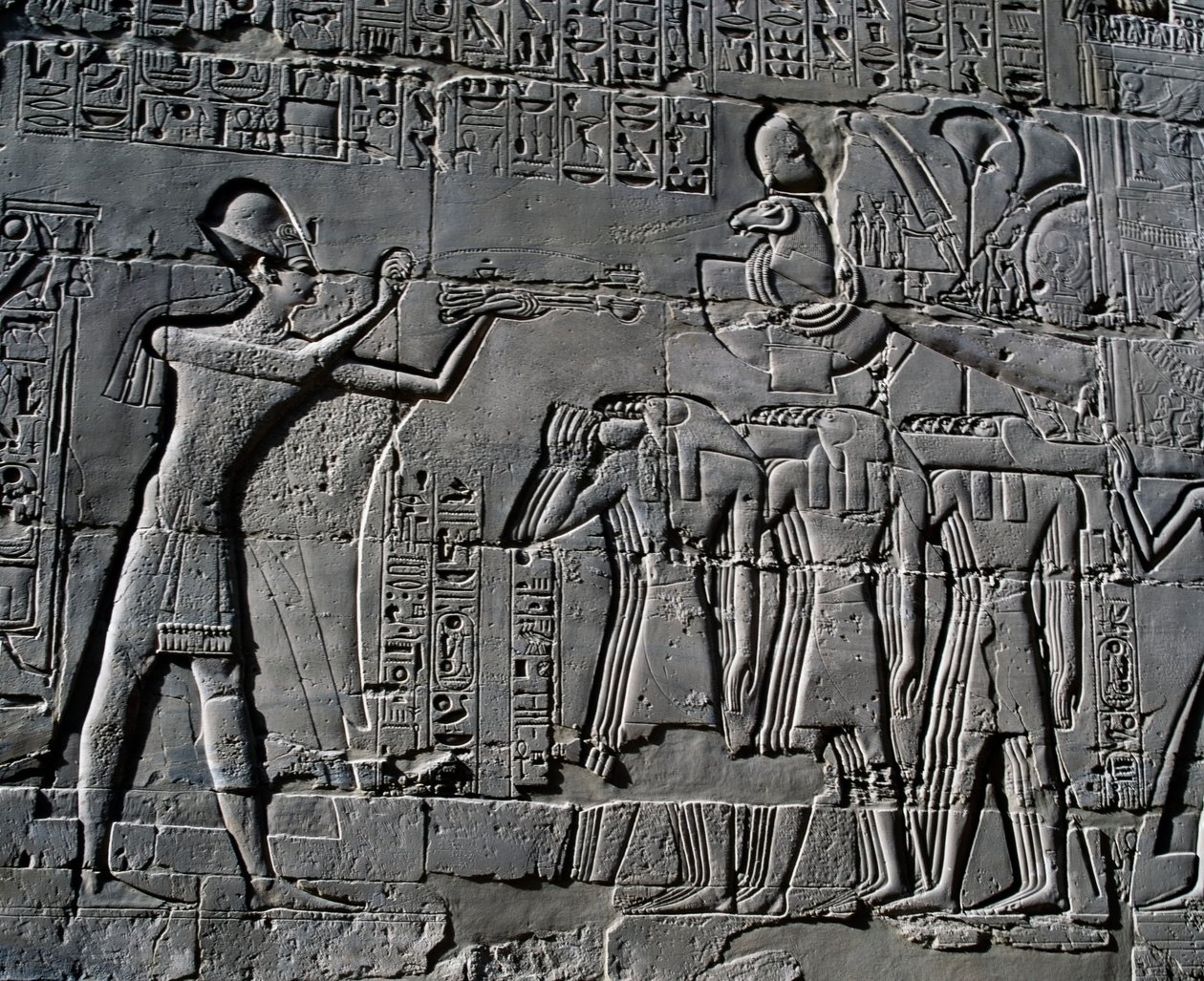 Ramses II ofrer foran den hellige båd, relief, indvendige vægge i den store hypostylehal, Karnak-tempelkomplekset (Unescos verdensarvsliste) af Egyptian 19th Dynasty