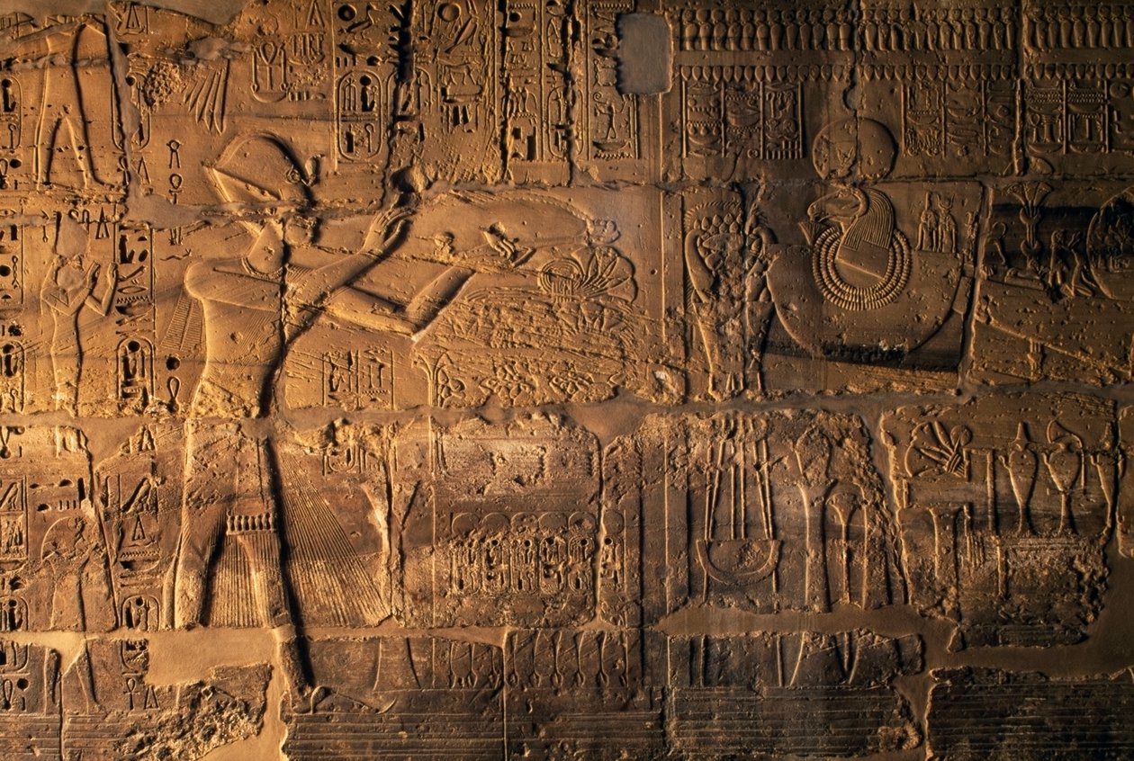 Ramses II ofrer foran den hellige båd, Karnak, Egypten (relief) af Egyptian 19th Dynasty