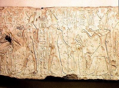 Relief, der forestiller Ramesses II (1279-1213 f.Kr.), der bringer rituelle ofringer til familien af Osiris, detalje på højre side med Ramesses, der tilbyder to flasker vin til Horus, fra Abydos, New Kingdom (kalksten) af Egyptian 19th Dynasty