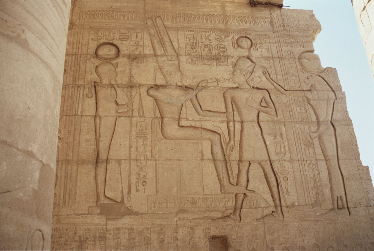 Relief, der viser gudinden Mut med løvindehovedet, der præsenterer Ramesses II for en tronende Amun, som giver ham en ankh, fra Great Hypostyle Hall, New Kingdom af Egyptian 19th Dynasty